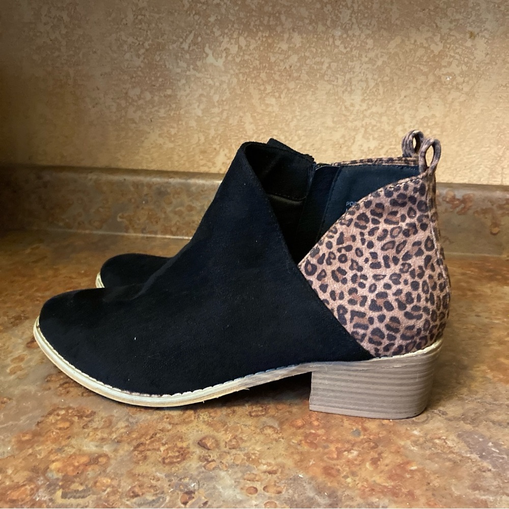Boutique by Corkys Size 9 black/ animal pattern ankle booties